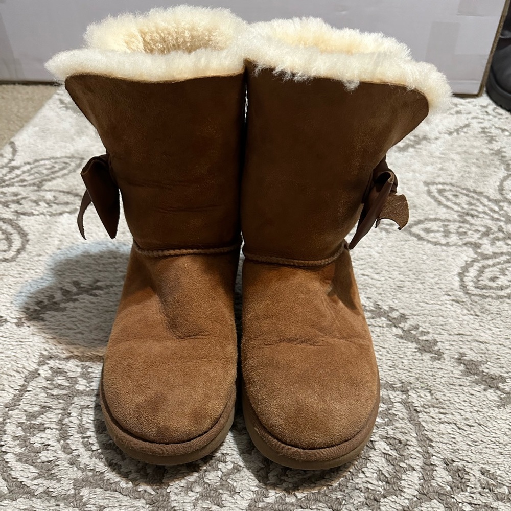 Ugg boots with bow, women’s sz 8 (used) chestnut color